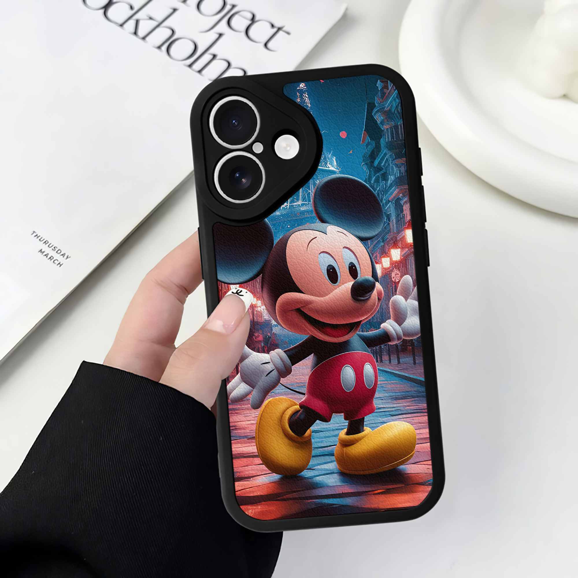 （画像用） ミッキーマウス Mickey Mouse 【iPhone 16シリーズ対応】シリコンスマホケース（レザー調） 材質：シリコン